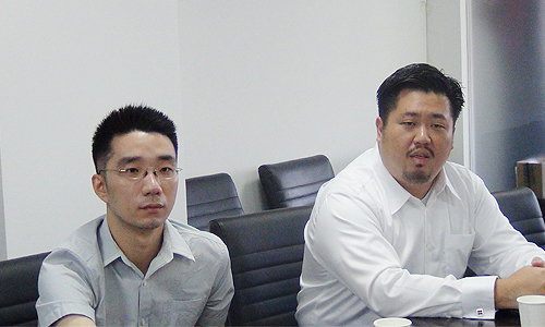 新加坡资讯通信发展管理局中国区司长、新加坡驻上海总领事馆信息产业处领事庄庆维（右）
