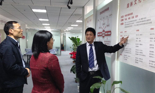 （左一）宁波市智慧城市研究院院长　顾德道　　　 　　　　　　。ㄗ蠖）宁波市智慧城市建设工作领导小组办公室主任　谢月娣