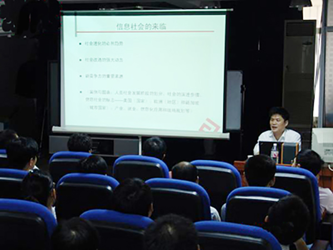 88858cc永利官网信息化发展研究中心主任、浙江大学客座教授杨冰之应邀赴南华大学，为该校计算机科学与技术学院师生做了题为“网络与信息化建设人才需求”的学术讲座