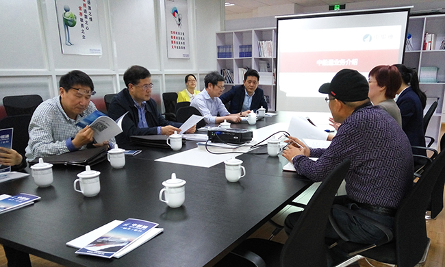 中船通总经理郑爱军向舟山市人大常委会副主任李善忠一行汇报中船通的运营情况、经营状况以及人员配置等