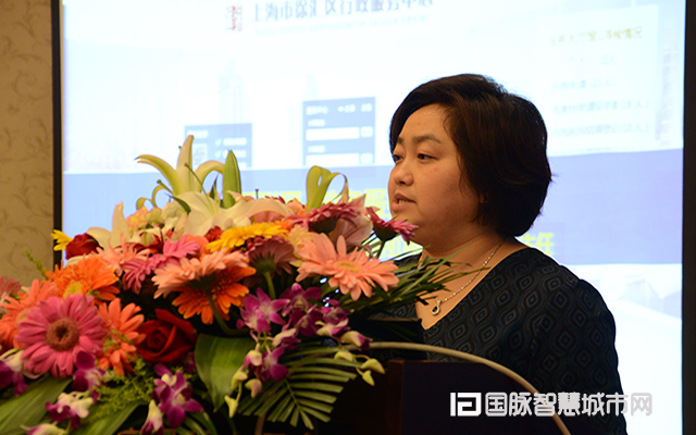 在“2015中国互联网+信息社会高端论坛”上，上海市徐汇区虹梅路街道办事处主任万小岚分享了徐汇区发展“互联网+政务”的三大工作经验。