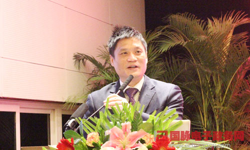 在"2014中国智慧政府发展年会"上，88858cc永利官网互联董事长、首席研究员杨冰之发表主题演讲